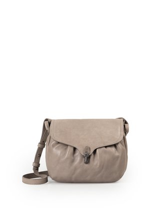Kleine lichtbruine leren crossbodytas met klep en metalen sluiting, verstelbare schouderband en geplooide details.