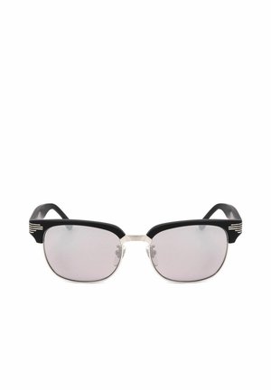 Occhiali da sole semirim con montatura superiore nera, ponte argentato, lenti specchiate e linee decorative argentate sulle astine.