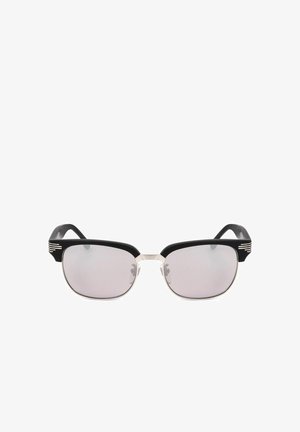 Occhiali da sole semirim con montatura superiore nera, ponte argentato, lenti specchiate e linee decorative argentate sulle astine.