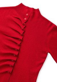 Czerwony sweter z dzianiny z wysokim kołnierzem, z falbaną na przodzie i siedmioma pasującymi guzikami po lewej stronie. Gładka tekstura.