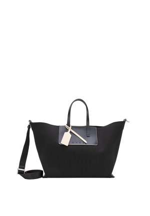 Sort stor tote-taske med dobbelte håndtag, justerbar skulderrem, forlomme og beige bagagemærke fastgjort.