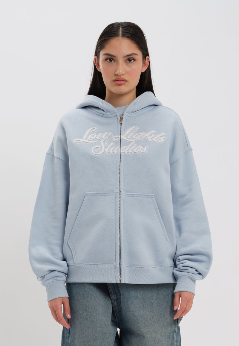 LOW LIGHTS STUDIOS® SHUTTER ZIPPER HOODIE - Camisola com fecho - sky blue