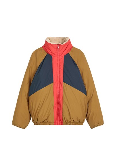Veste en duvet avec des manches beiges, des panneaux triangulaires bleu marine et une bande de zip rouge à l'avant, dotée d'un col haut avec un revêtement en polaire beige.