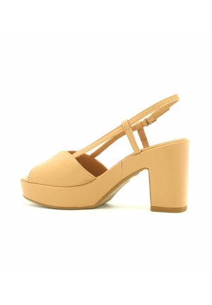 Beżowe szpilki typu slingback z zaokrąglonym noskiem, gładką skórzaną cholewką, regulowanym paskiem w okolicy kostki oraz masywnym obcasem.