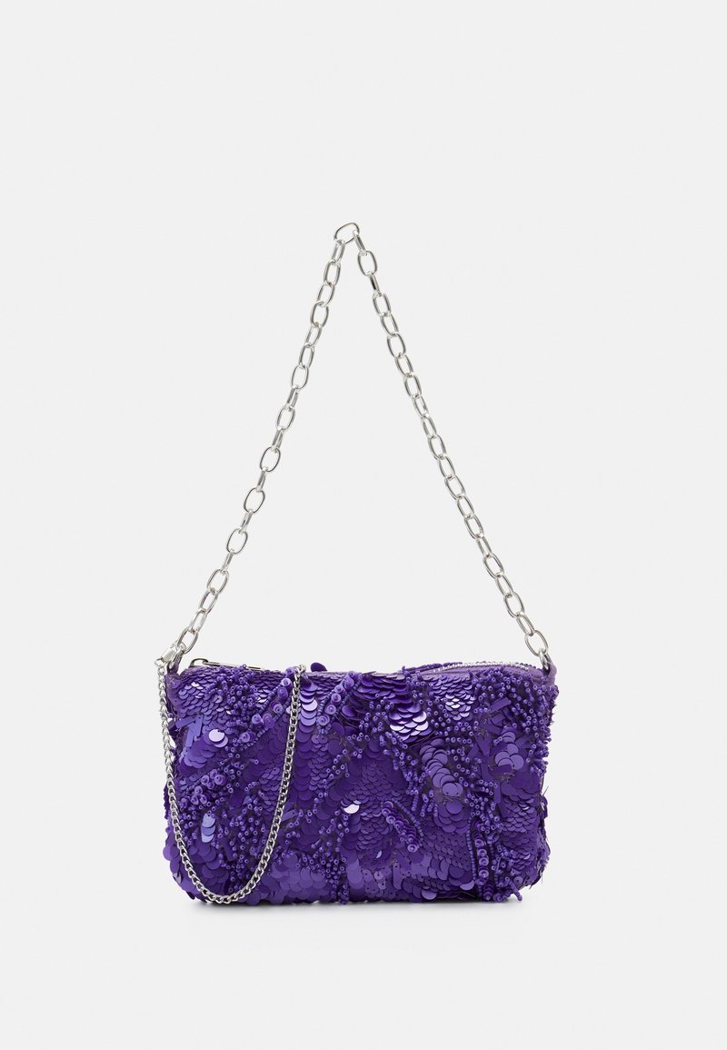 Petit sac à main rectangulaire violet couvert de sequins brillants avec deux brides en chaîne argentée sur fond blanc.