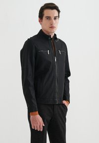 Pierre Cardin Jacka i konstläder - schwarz
