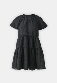 Svart lagerklänning med korta ärmar, en samlad halsringning och präglade blommönster på texturerad tyg.