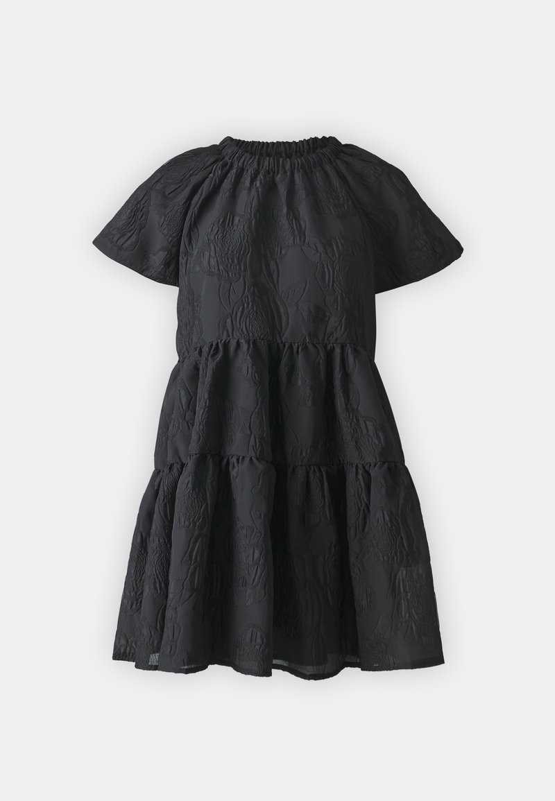 Svart lagerklänning med korta ärmar, en samlad halsringning och präglade blommönster på texturerad tyg.