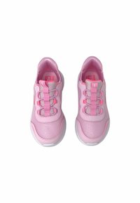 Zapatillas deportivas rosas con parte superior de malla, diseño sin cordones y cuello acolchado. Presentan una suela blanca suave y sutiles toques de brillo.