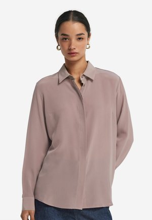 Helle rosa Bluse mit langen Ärmeln, Kragen und Knopfleiste, gefertigt aus einem glatten, fließenden Material. Hat eine lockere Passform.