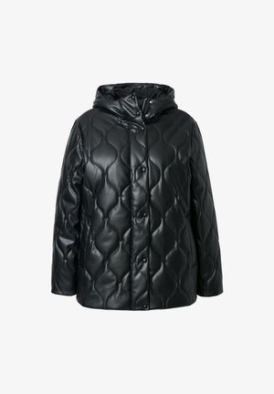 Chaqueta de abrigo negra acolchada hecha de un material suave y brillante. Cuenta con una capucha, botones a presión y un corte holgado con un patrón de costura ondulada.