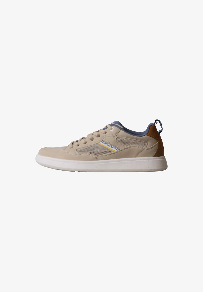Baskets décontractées beige avec semelle blanche, panneau latéral en mesh, patch de talon marron, doublure intérieure bleue et lacets sur fond blanc.