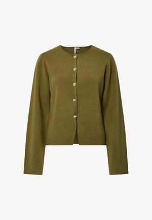 Cardigan verde oliva hecho de tejido de punto, con un cuello redondo, mangas largas y seis cierres de botones decorativos en la parte delantera.