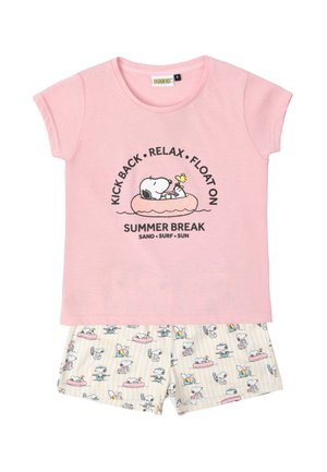 Top rosa de manga corta con Snoopy y Woodstock flotando en un tubo, combinado con pantalones cortos blancos que presentan patrones a rayas de Snoopy y Woodstock.