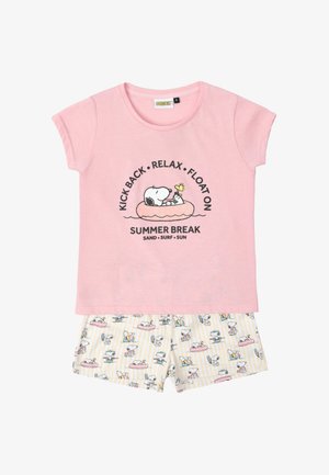 Top rosa de manga corta con Snoopy y Woodstock flotando en un tubo, combinado con pantalones cortos blancos que presentan patrones a rayas de Snoopy y Woodstock.