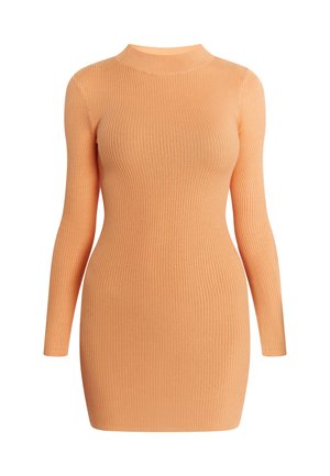 Ráncolt, hosszú ujjú ruha puha őszibarack színben. Testhezálló forma, álló gallérral. Simább textúra és térd alatti fazon. Nincsenek látható zárási megoldások.