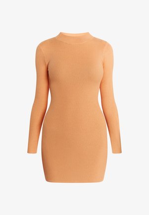 Ráncolt, hosszú ujjú ruha puha őszibarack színben. Testhezálló forma, álló gallérral. Simább textúra és térd alatti fazon. Nincsenek látható zárási megoldások.