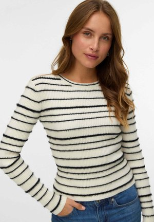 Maglione bianco a coste con strisce orizzontali nere, scollo rotondo e maniche lunghe. Il materiale sembra morbido con una finitura testurizzata.