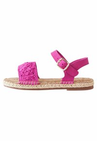 Rosa sandaler med ett virkade blommönster på tåremmen, en mocka vristrem med en guldbuckla och en espadrille-stil jutesula.