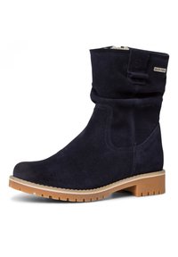 Stivaletto in suede blu navy con punta tonda, design arricciato, suola in leggero contrasto marrone chiaro, e chiusura con zip per una facile vestibilità.