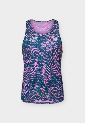 Bepaildė sportinė palaidinė su mėlynu ir rožiniu abstrakčiu languotu raštu, su baltais tcs ir New Balance logotipais ant krūtinės.