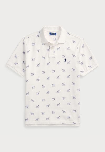 Witte polo gemaakt van katoen, met een herhaald blauw hondenpatroon en een klein blauw logo op de borst. Korte mouwen en kraag.