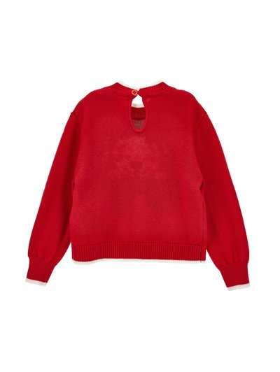 Pull tricoté rouge à manches longues avec bordure blanche aux poignets et à l'ourlet, présentant une encolure dos en forme de trou fermée par un seul bouton.