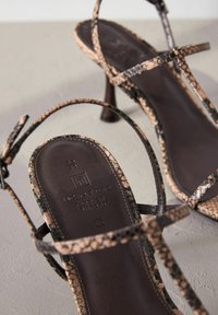 Next SIGNATURE POST - REGULAR FIT - Sandales tongs - snake