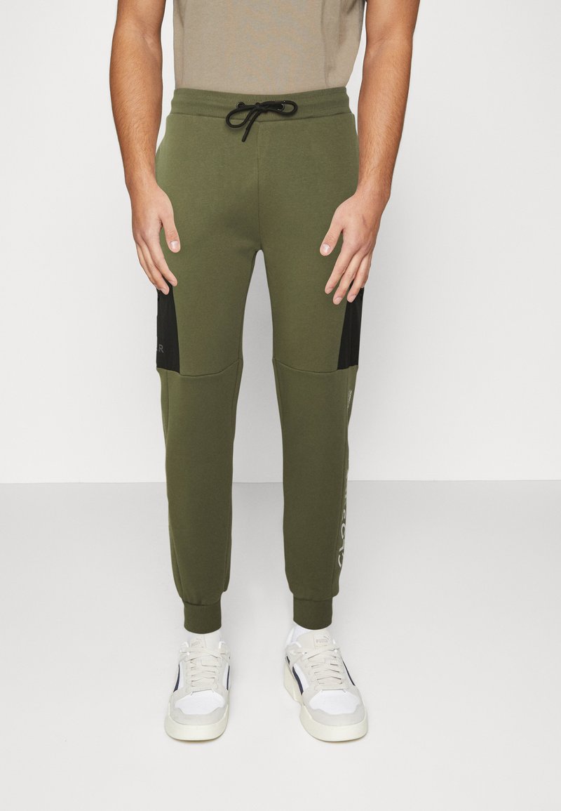 CLOSURE London CONTRAST POCKET TECH JOGGER Pantaloni cargo khaki