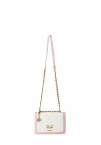 Gestepptes weißes und rosa Handtasche mit einer goldenen Kettenriemen, goldenen Beschlägen und einem dekorativen Anhänger, mit einem Logo auf der Vorderseite.