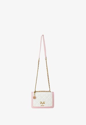 Gequilte witte en roze handtas met een gouden kettingriem, gouden hardware en een decoratieve charm, met een logo aan de voorkant.