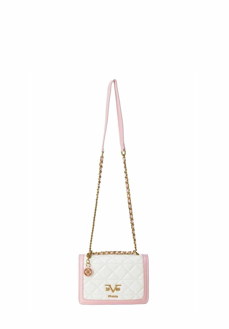 Gestepptes weißes und rosa Handtasche mit einer goldenen Kettenriemen, goldenen Beschlägen und einem dekorativen Anhänger, mit einem Logo auf der Vorderseite.