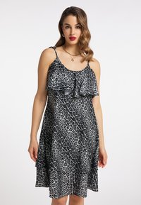 Rochie cu imprimeu leopard negru și gri, cu volane stratificate, bretele subțiri și o siluetă evazată. Fabricată dintr-un material ușor, cu textură.