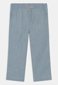 Ljusblå barnbyxor med elastisk midja, knappstängning, framfickor och raka ben mot en vit bakgrund.