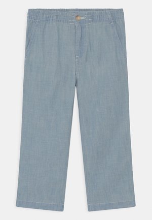 Pantalon d'enfant bleu clair avec taille élastique, fermeture à bouton, poches avant et jambes droites sur fond blanc.