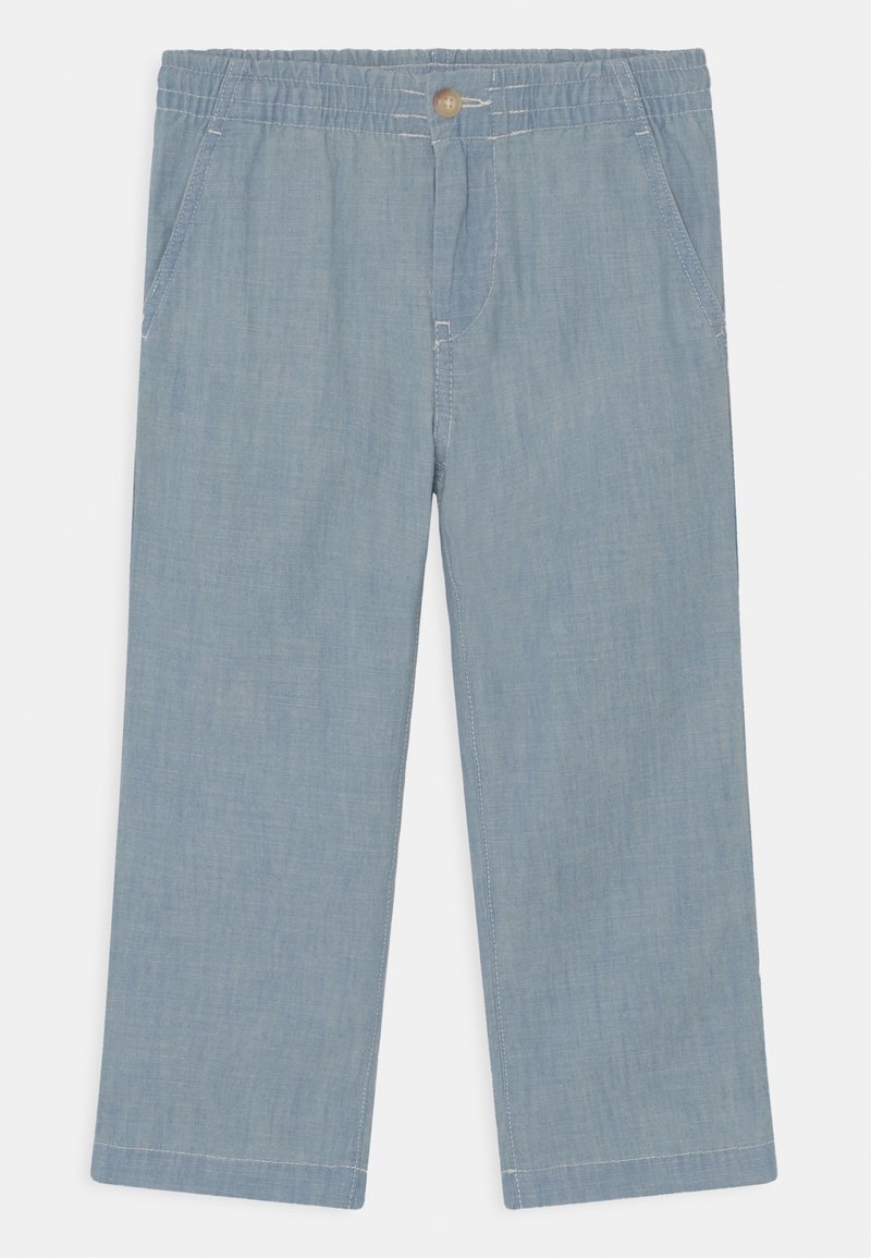 Světlé modré dětské kalhoty s elastickým pasem, zapínáním na knoflík, předními kapsami a rovnými nohavicemi na bílém pozadí.