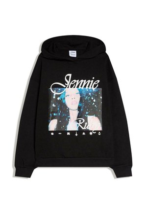 Črni pulover s kapuco z motivom portreta ženske z kapljicami vode, napisom "Jennie Ruby" in različnimi majhnimi belimi simboli spodaj.