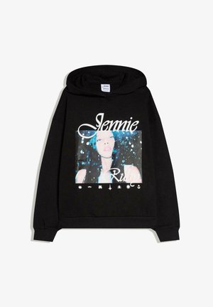 Schwarzer Kapuzenpullover mit einem Porträt einer Frau mit Wassertropfen, dem Text "Jennie Ruby" und verschiedenen kleinen weißen Symbolen darunter.