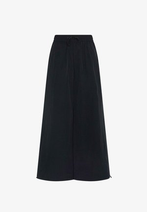 Melni platlēkšanas bikses ar elastīgu jostu un regulējamu auklu. Izgatavotas no viegla auduma ar gludu tekstūru. Nav redzamu rakstu.