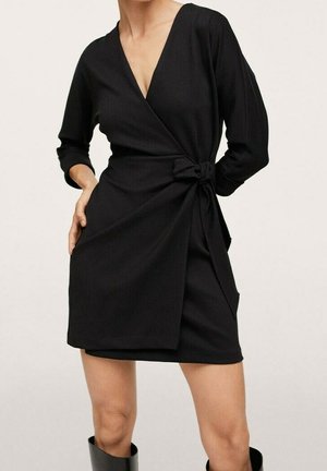 Robe portefeuille noire à manches longues, avec un décolleté en V profond, un lien à la taille et une coupe droite. Tissu lisse et design à mi-genoux.