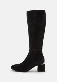 Bota de ante negra hasta la rodilla con punta redonda, tacón grueso y acento metálico en la base. Textura suave y forma ajustada.