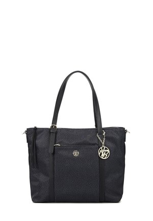 Borsa tote nera con texture, dotata di doppi manici, tasca frontale e charm logo metallico. Presenta una chiusura con zip e dettagli in pelle liscia.