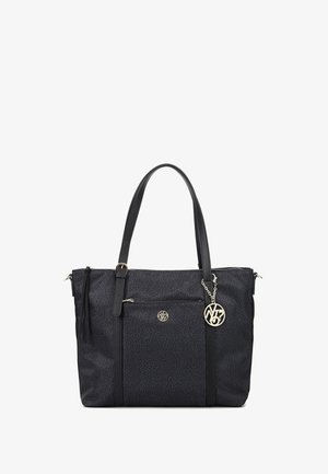 Borsa tote nera con texture, dotata di doppi manici, tasca frontale e charm logo metallico. Presenta una chiusura con zip e dettagli in pelle liscia.