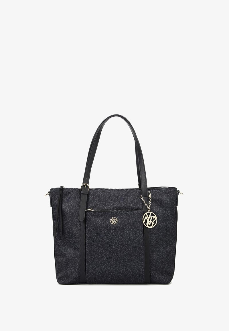 Borsa tote nera con texture, dotata di doppi manici, tasca frontale e charm logo metallico. Presenta una chiusura con zip e dettagli in pelle liscia.