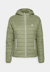 Veste matelassée vert clair avec capuche, fermeture éclair devant, deux poches latérales zippées et petit logo blanc sur la poitrine gauche.