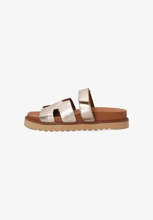 Metallische gouden slidersandalen met twee brede banden, bruine gevoerde binnenzool en een rubberen zool met een gegolfd patroon.