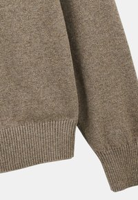 Pull en maille marron avec des poignets et un ourlet côtelés. Texture douce, design décontracté, présente de légères variations de teinte à travers le tissu.