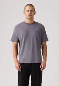 Γκρι βαμβακερό T-shirt με στρογγυλή λαιμόκοψη και κοντά μανίκια. Διαθέτει μικρό, τονικό λογότυπο στο στήθος και άνετη εφαρμογή.