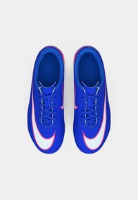 Ζευγάρι μπλε αθλη τικών παπουτσιών με λευκά και ροζ λογότυπα Nike, προσανατολισμένα από πάνω σε λευκό φόντο.