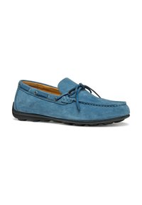 Zapatilla mocasín de ante azul con punta redonda, detalles de cordones y suela de goma negra en contraste. Presenta ojales y un diseño cosido.